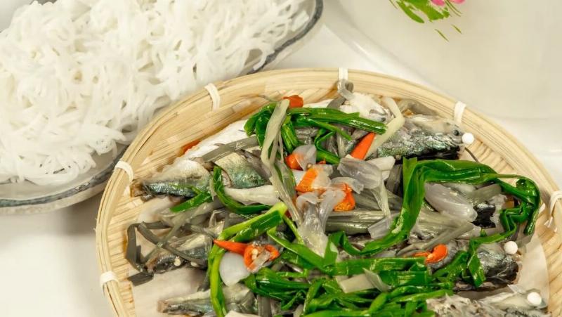 Đĩa cá nục kho dưa chua đã hoàn thành, bày biện đẹp mắt, sẵn sàng thưởng thức cùng cơm trắng.